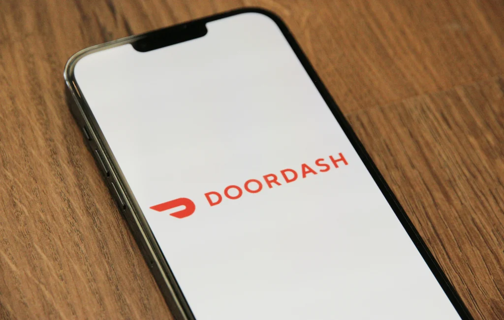 Man DoorDashes in celebrity neighborhoods in Hollywood Hills to see how much money he can make in tips and isn't disappointed