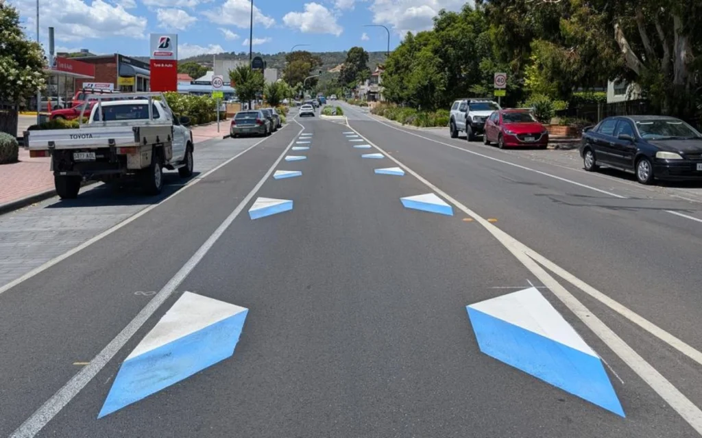On a stretch of Shandong expressway, a new anti-fatigue measure has turned heads by flooding the night with surreal laser lights that feel more like a nightclub.