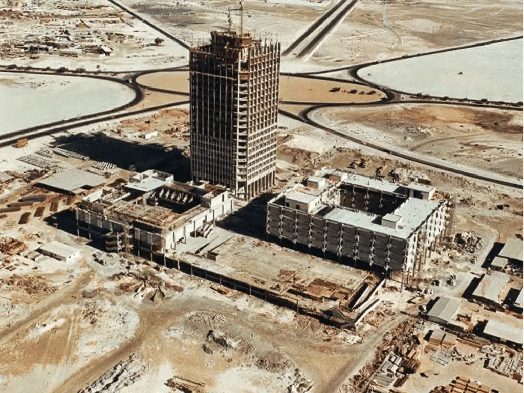 Two pictures of a Toyota building in Dubai from 1985 and 2016 show the incredible development of the city in such a short space of time