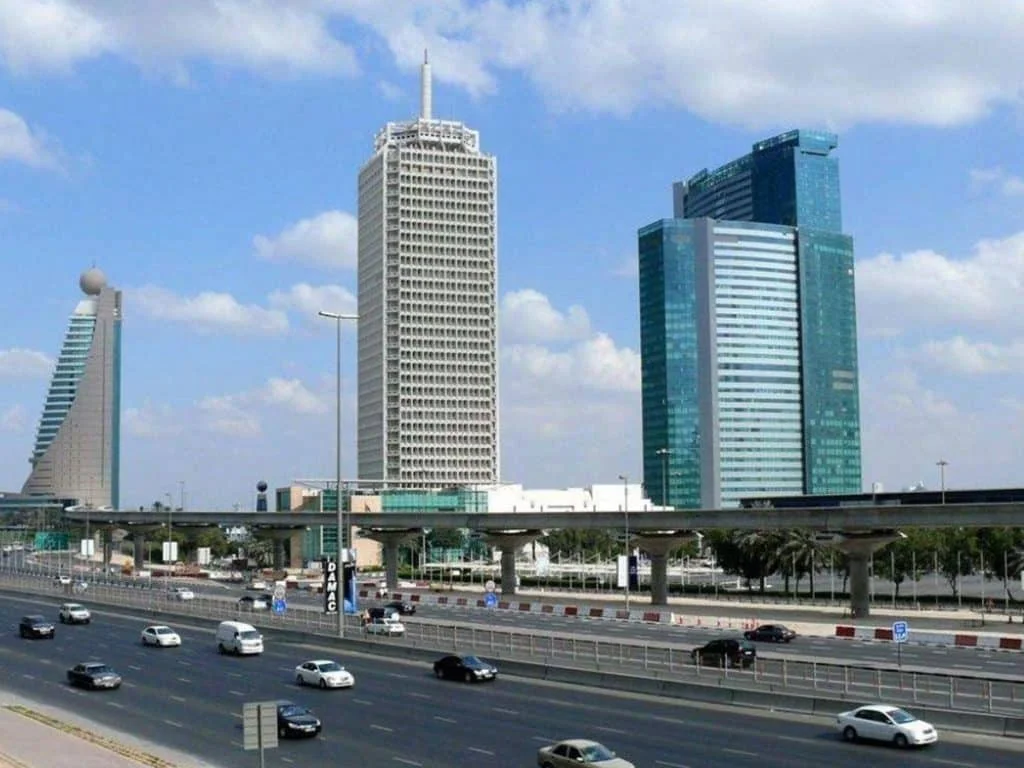 Two pictures of a Toyota building in Dubai from 1985 and 2016 show the incredible development of the city in such a short space of time