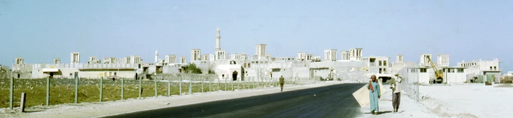 Two pictures of a Toyota building in Dubai from 1985 and 2016 show the incredible development of the city in such a short space of time