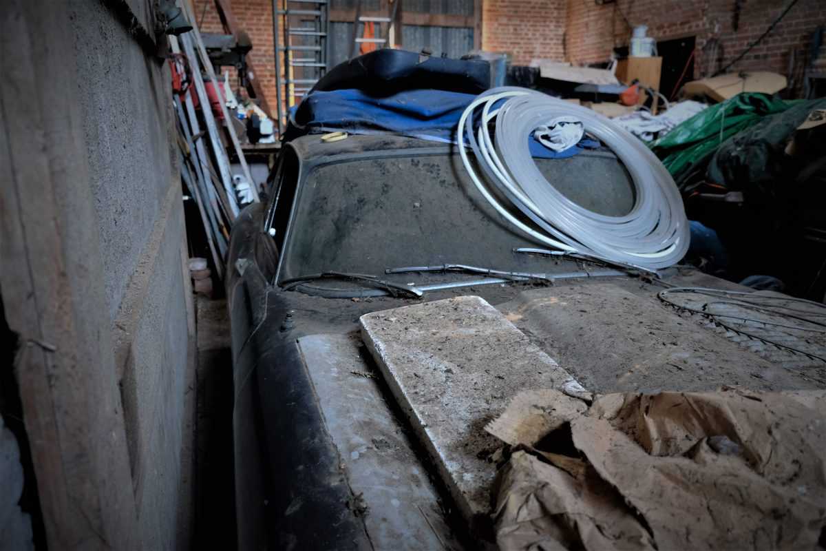 The E-Type was covered in dust, dirt and debris.