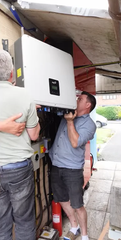 Man powers his entire house using just one EV battery