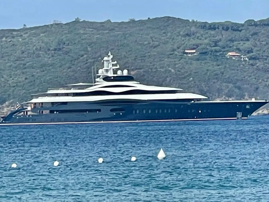 Elba is a small Mediterranean island in Italy and even though locals and tourists are used to seeing boats they probably werent ready Mark Zuckerberg and his megayacht Launchpad 
