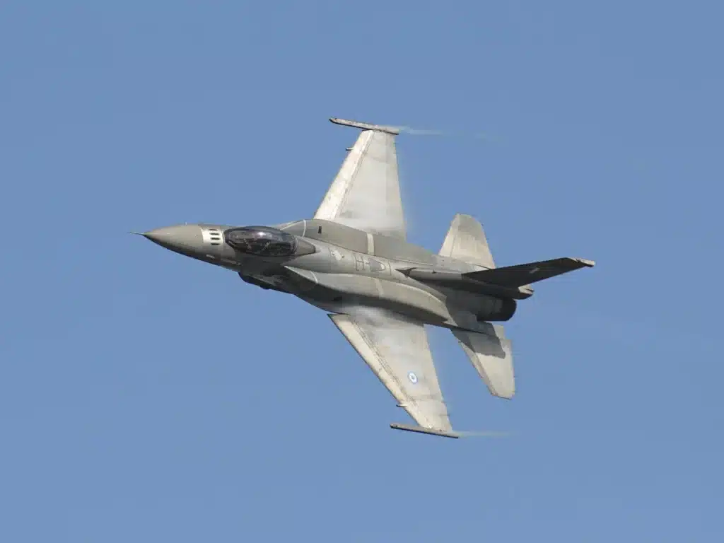 F-16-fighting-falcon-pilot-doing-a-triple-barrel-roll