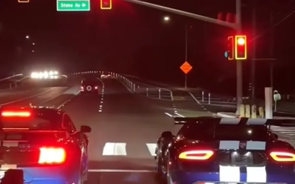 A heavily modified Dodge Viper met a Shelby GT500 at a red light and what happened next isn't for the faint-hearted