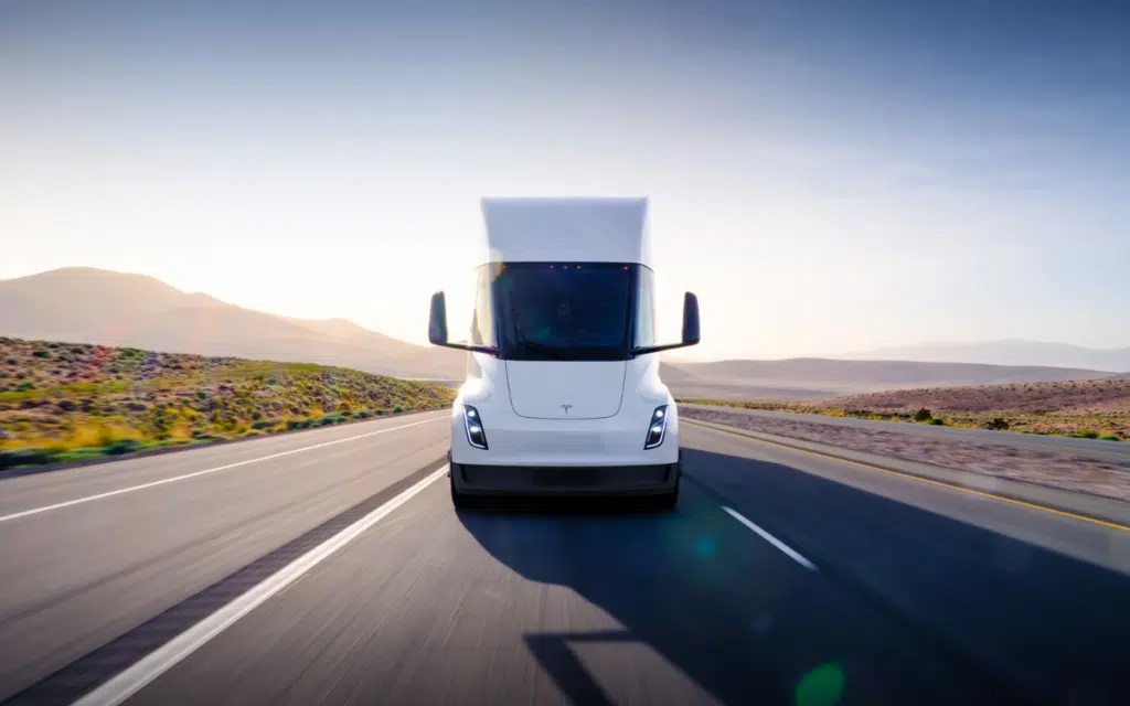 Truck drivers share real feedback on the Tesla electric semi truck, discussing performance, charging issues, and the cabin’s central seating design