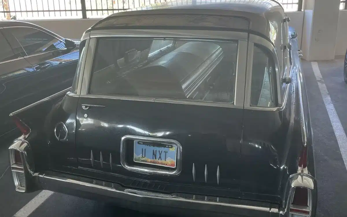 Gymgoer spots car at his gym with a coffin in the back and a very ominous license plate