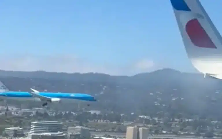 Rare footage from SFO as two planes land parallel to each other in a perfectly timed tandem arrival