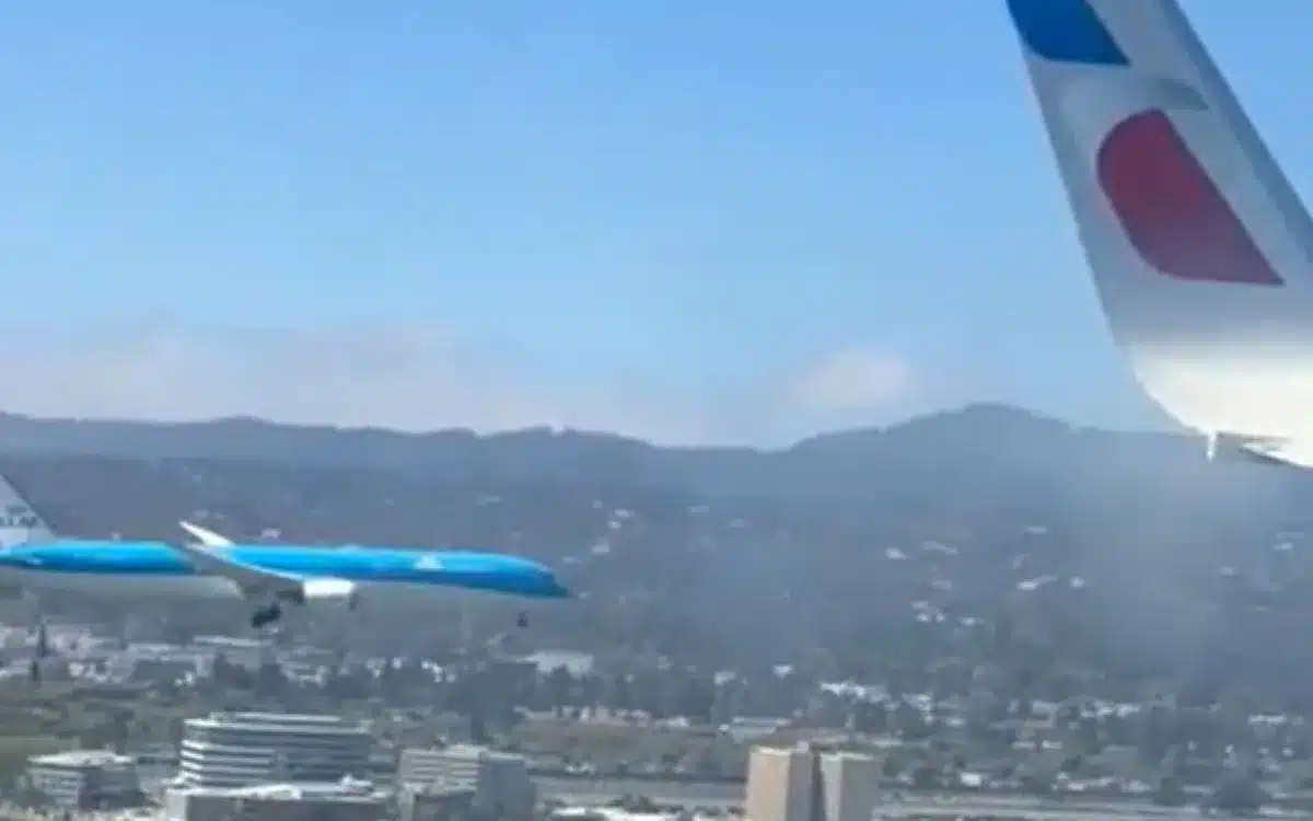 Rare footage from San Francisco as two planes land parallel to each other in a perfectly timed tandem arrival