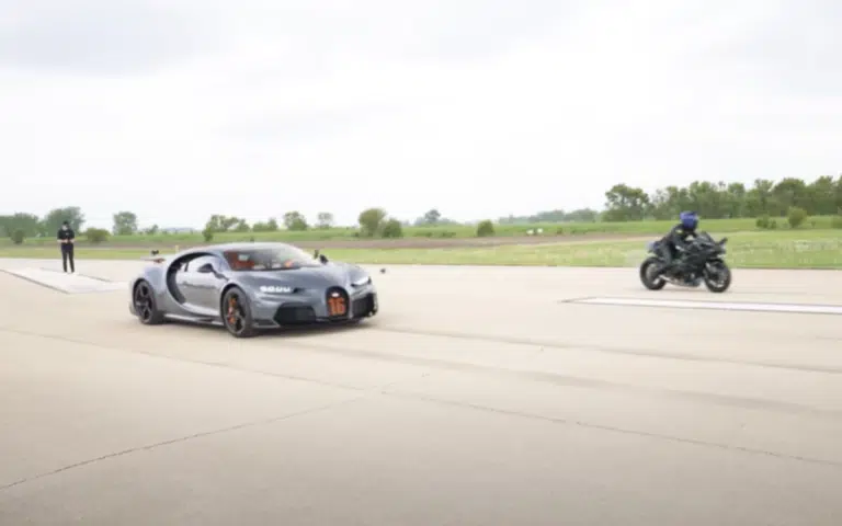 Illinois crew drag race world’s fastest car (Bugatti) vs fastest motorcycle (Kawasaki) - incredibly close
