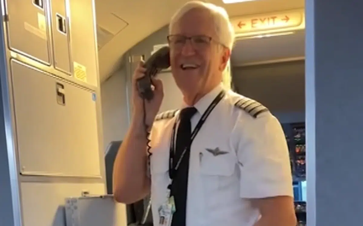What an American Airlines pilot says on his final flight before retirement will bring you to tears