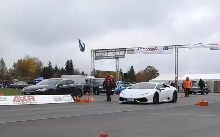 A Tesla Model S dared to take on the Lamborghini Huracán in a quarter mile drag race and there was an annihilation