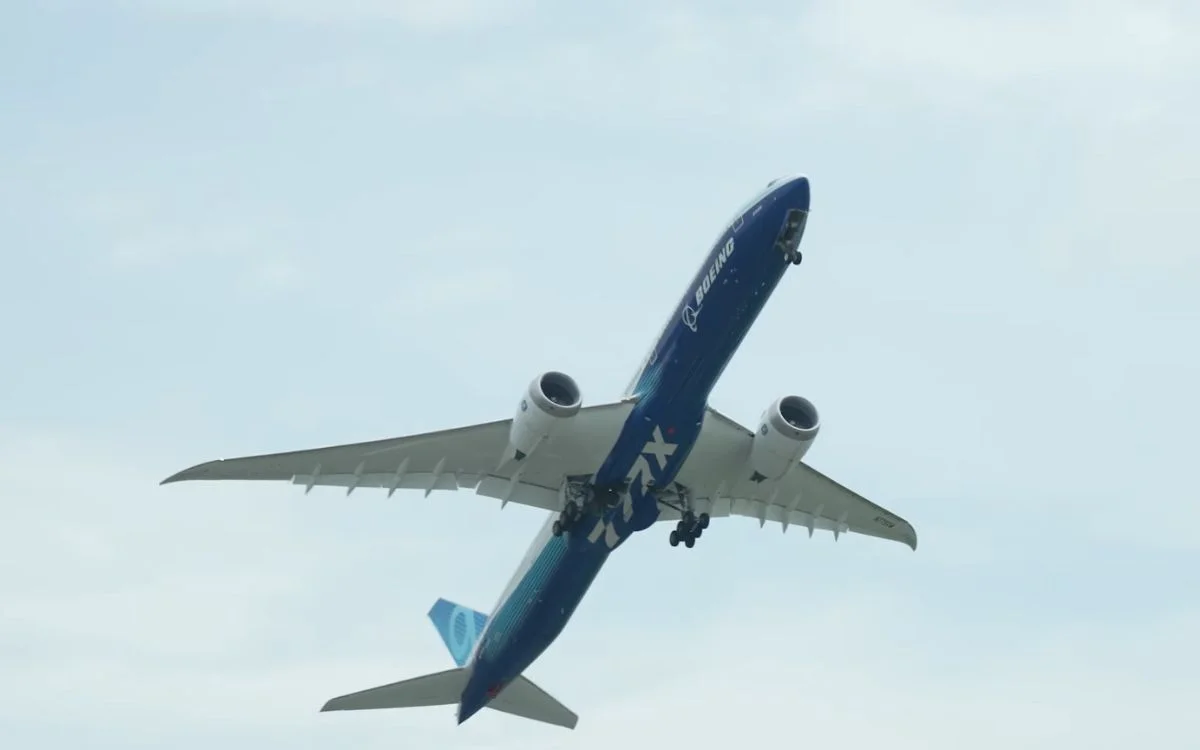 Boeing 777X takes off so vertically that you’ll wonder if it’s real or a figment of your imagination