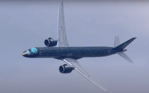 Embraer plane takes to the skies in Paris and the pilot pulls off something truly beautiful