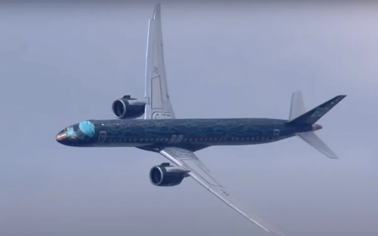 Embraer plane takes to the skies in Paris and the pilot pulls off something truly beautiful