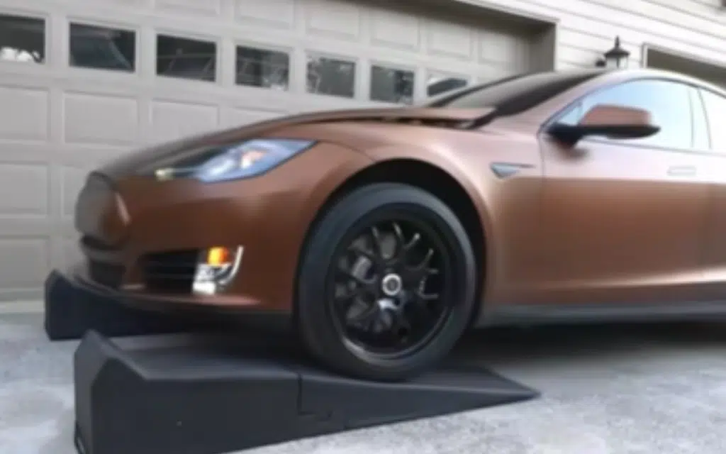 American YouTuber shows how he changes the oil on a V8 Tesla, helpful to know