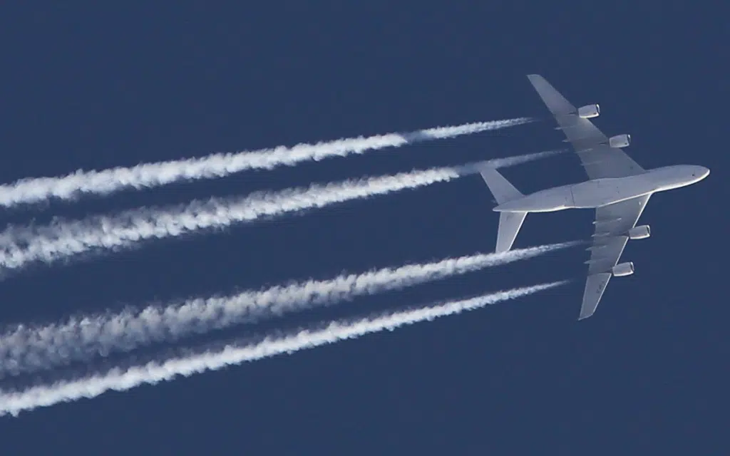 Pilot clears up chemtrails conspiracy theory and explains exactly what those white streaks in the sky are