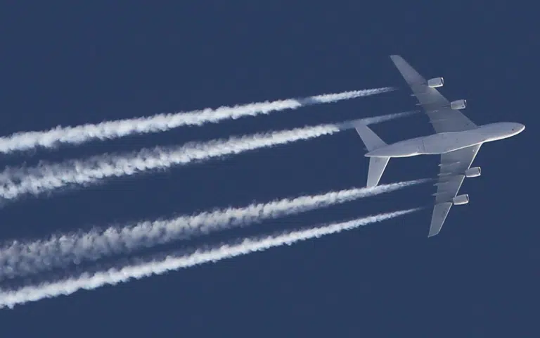 Pilot clears up chemtrails conspiracy theory and explains exactly what those white streaks in the sky are