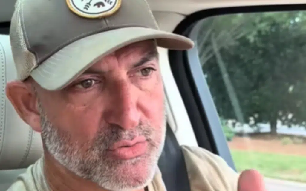 Secret service agent who spent 25 years protecting US presidents shows drivers how to escape in emergency