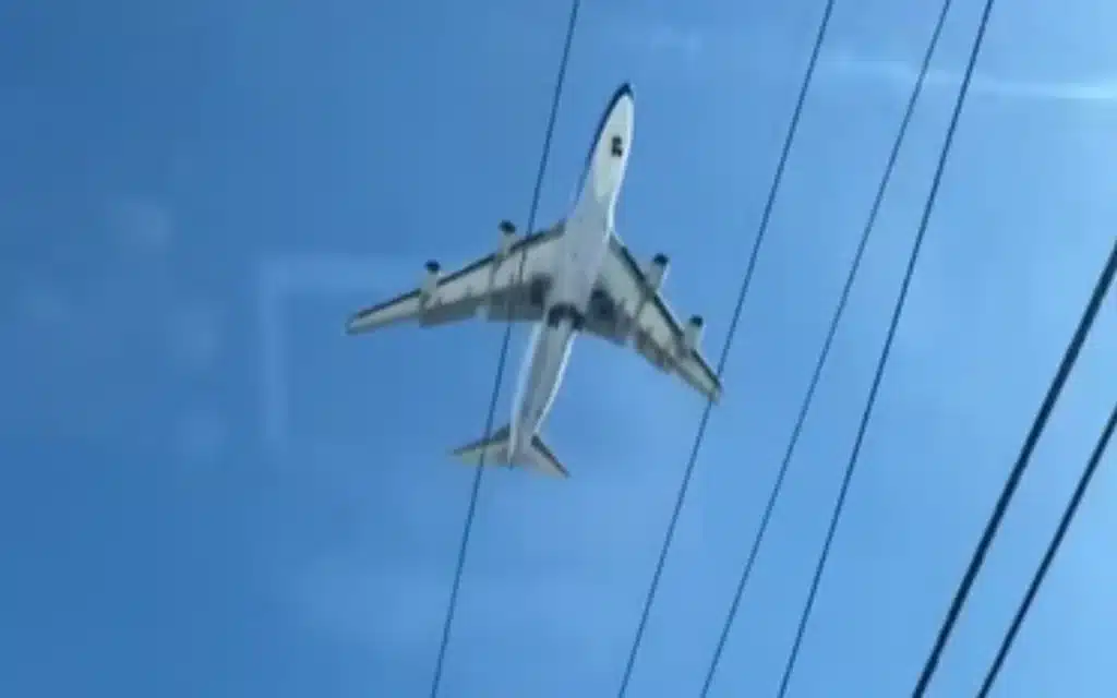 People in Chicago baffled by 'glitch in the matrix' as plane spotted not moving in the sky