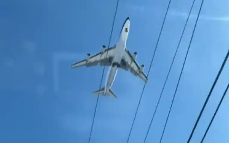 People in Chicago baffled by 'glitch in the matrix' as plane spotted not moving in the sky