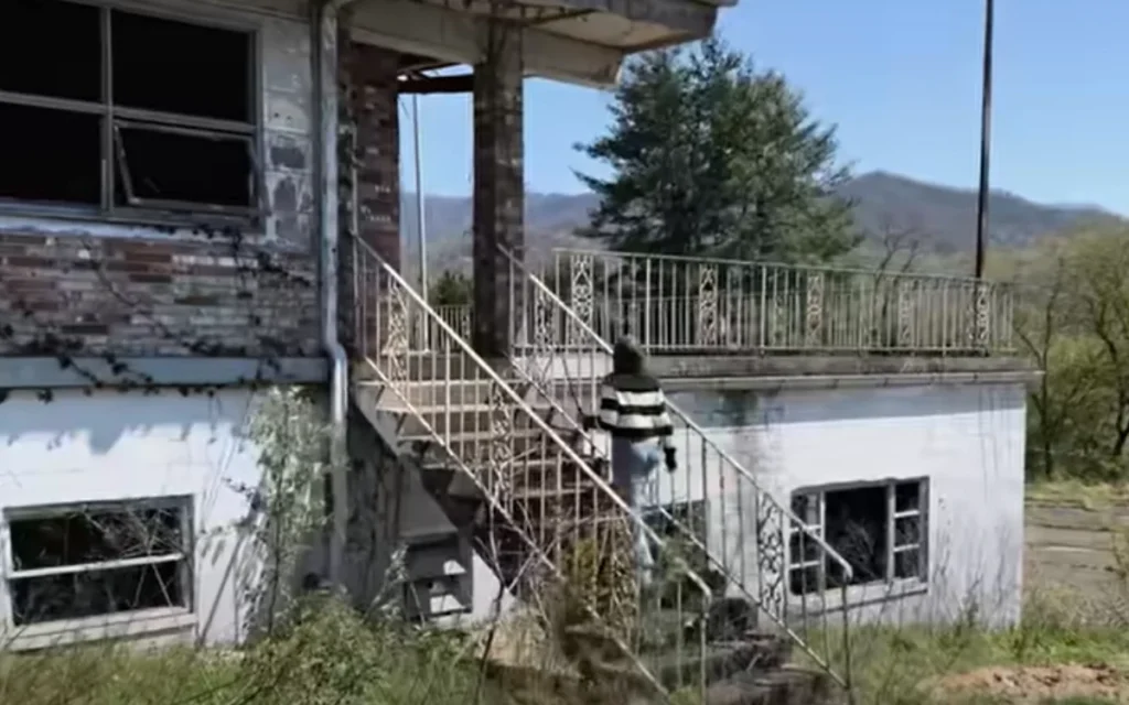 This guy discovered a mysterious abandoned airport sitting on the edge of a cliff in North Carolina 
