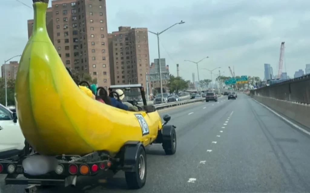 Highway goes bananas as record-breaking fruitmobile makes an appearance 