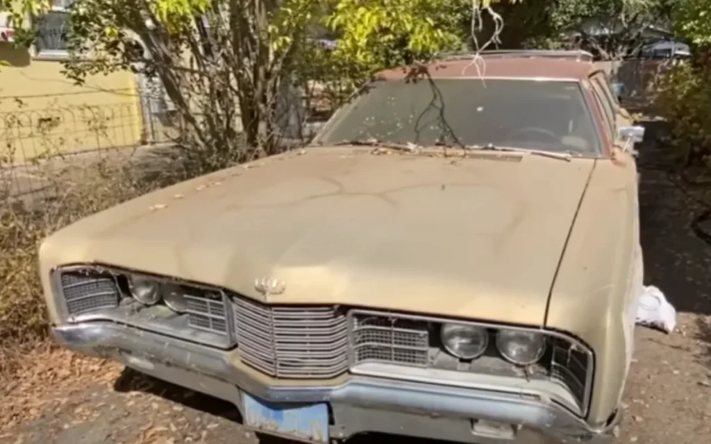 Man slips note under front door of 1970 Ford Country Squire owner asking for his car and gets the perfect response