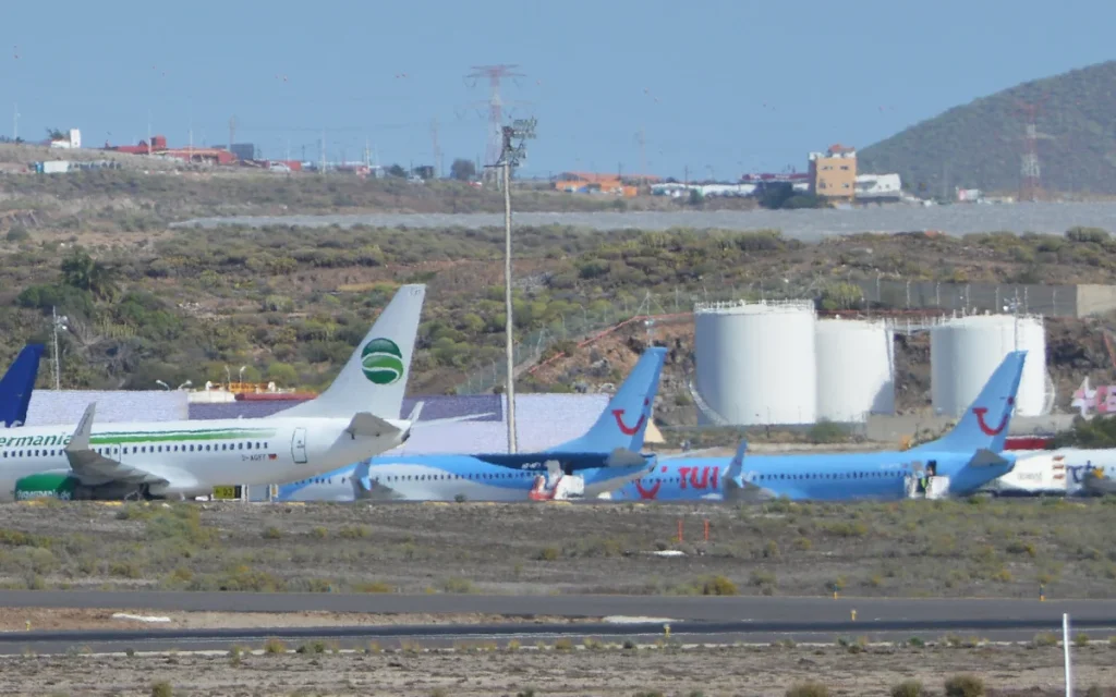 Side-by-side real life and Microsoft Flight Simulator footage of plane landing in Tenerife has people struggling to tell which is which