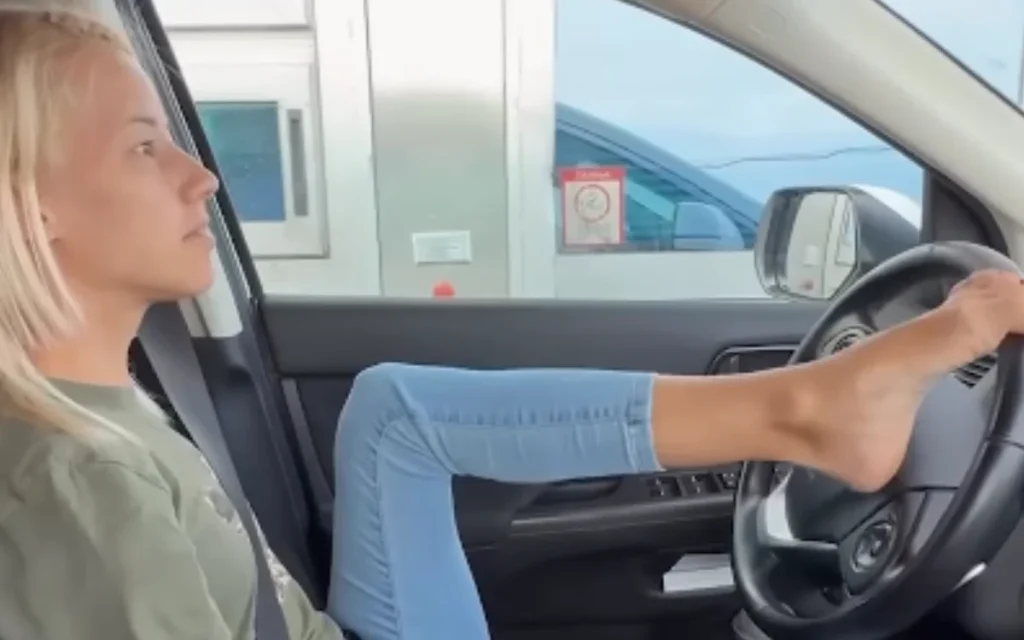 Woman born without upper limbs has been driving for two years with her feet and it's truly incredible