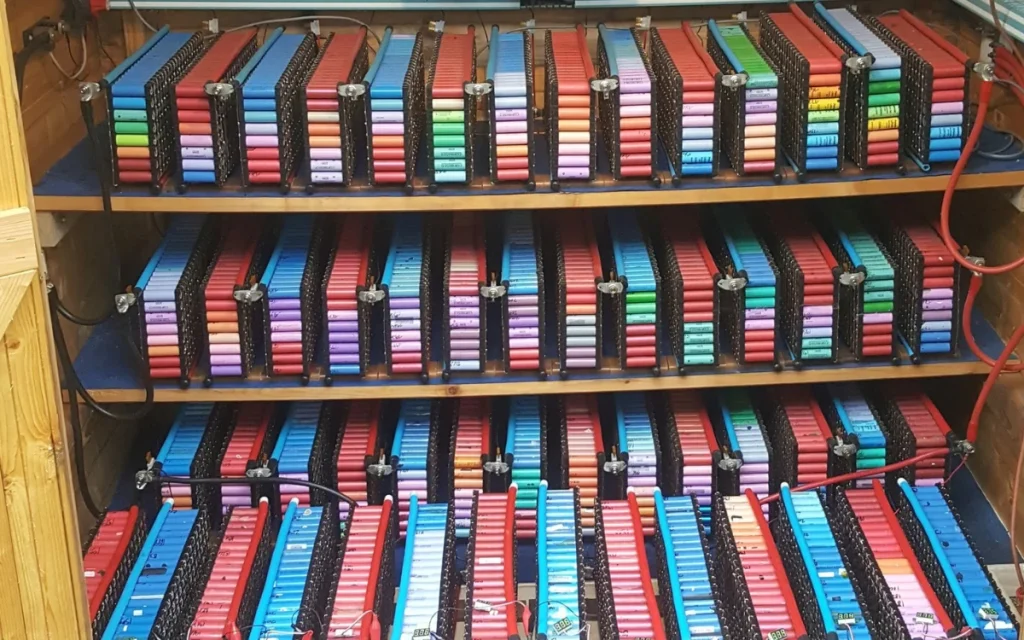 Man has powered his home for eight years with 1,000 recycled laptop batteries in genius DIY project