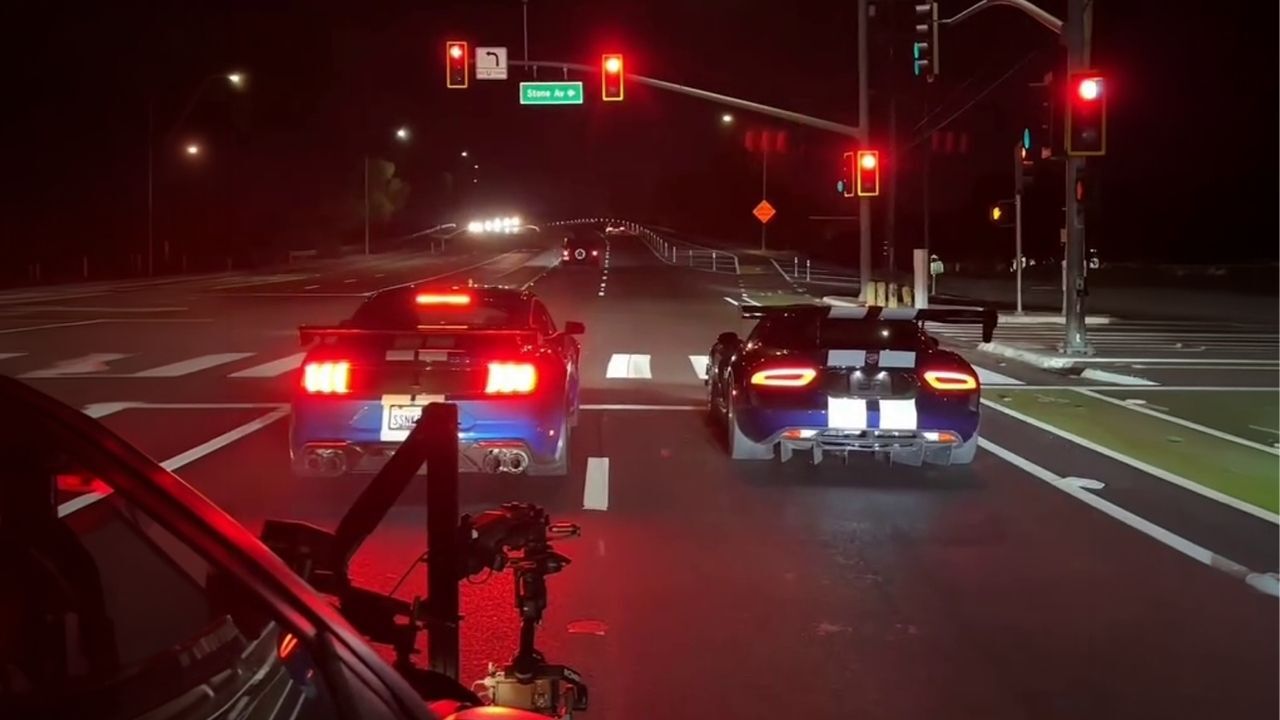 Heavily-modified Dodge Viper met a Shelby GT500 at a red light and what happened next isn't for the faint-hearted