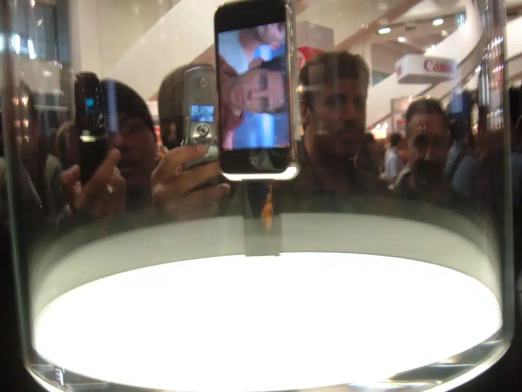 A woman happily handed over $800 to take the first place in queue outside a Texas store hoping to snap up $100,000 worth of original iPhones, but her plan had one big flaw