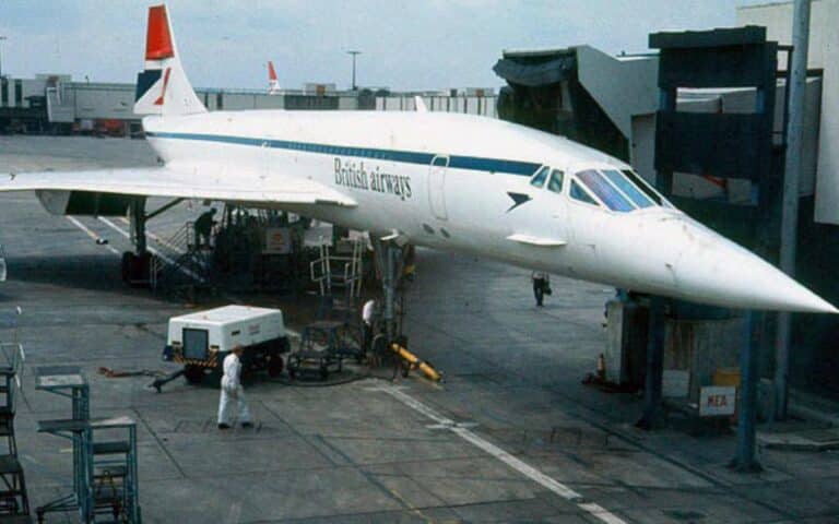 Footage captures Concorde flying overhead before landing