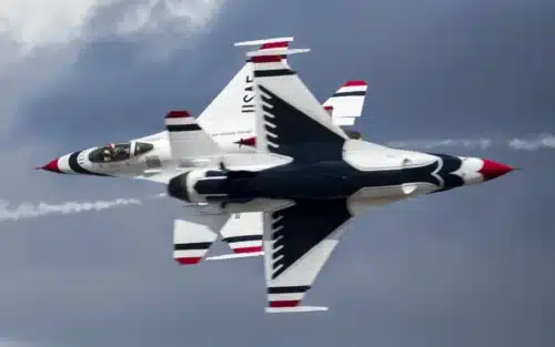 Footage shows USAF Thunderbirds doing death-defying stunts