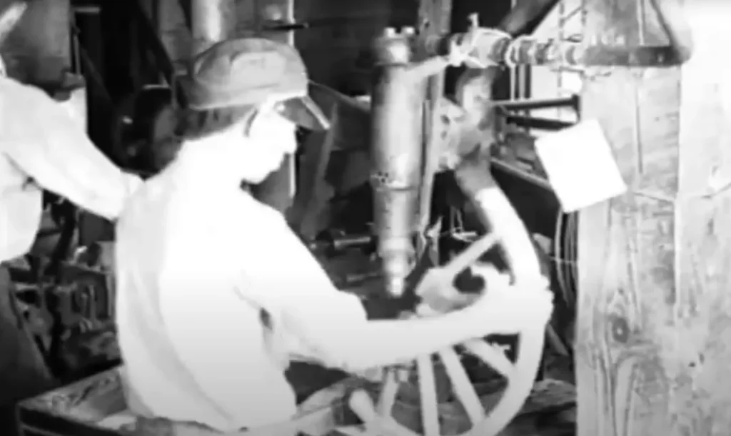 This 1918 Ford film shows the making of the Model T wheel step by step and it's fascinating