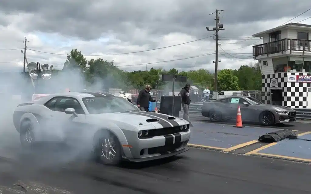 In an American muscle drag race for the ages, this supercharged 2025 Ford Mustang GT took on a Dodge Challenger Hellcat, and it was a brutal embarrassment