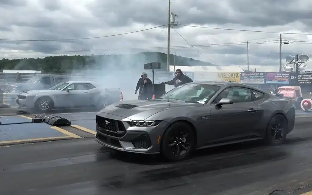 In an American muscle drag race for the ages, this supercharged 2025 Ford Mustang GT took on a Dodge Challenger Hellcat, and it was a brutal embarrassment