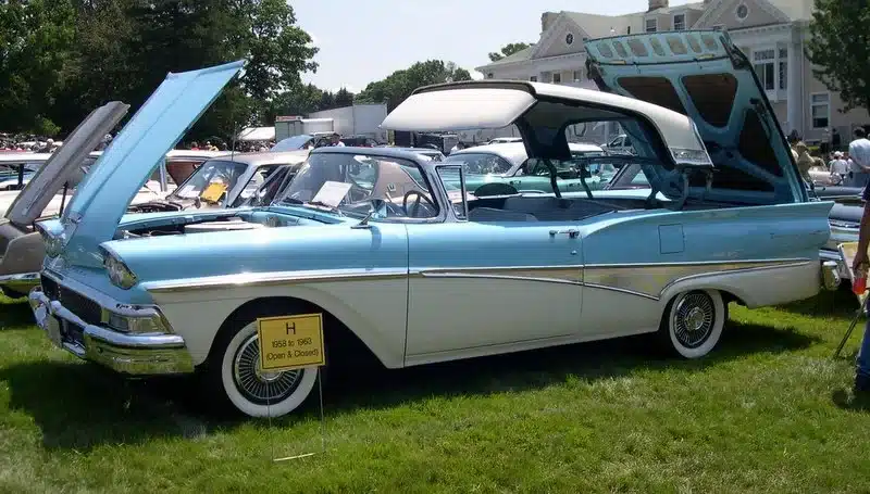 Car lovers were left impressed after watching a Ford Fairlane 500 Skyliner's retractable roof in action.