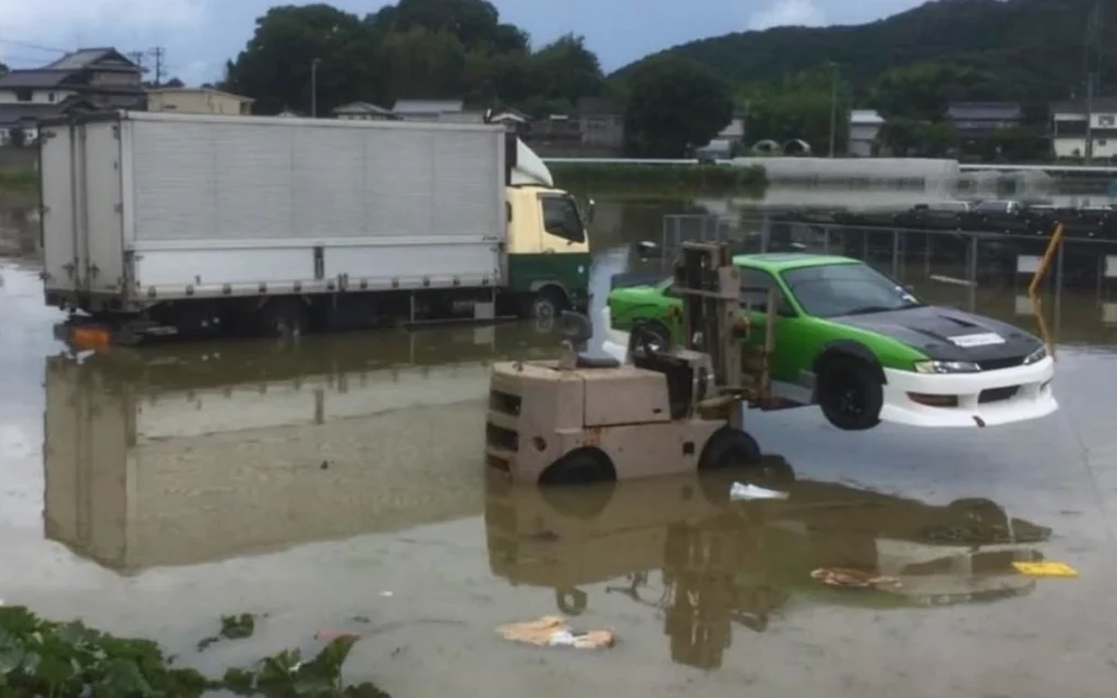 Just when it looked like another classic car would be claimed by rising waters, a quick-thinking forklift driver stepped in to save a Nissan Silvia S14 from water damage.
