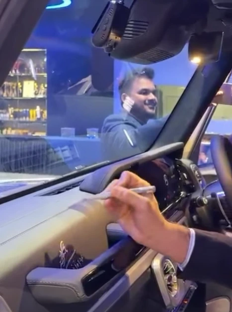 Mercedes-Benz CEO personally delivers brand new G-Wagen to man who just bought his sixth one