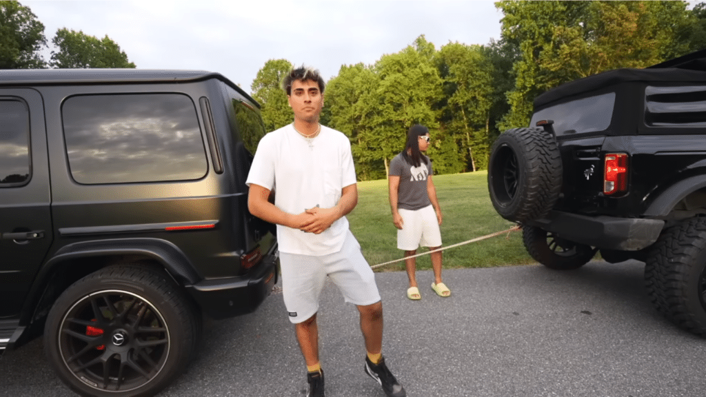 Bronco takes on Mercedes AMG G63 in tug-of-war