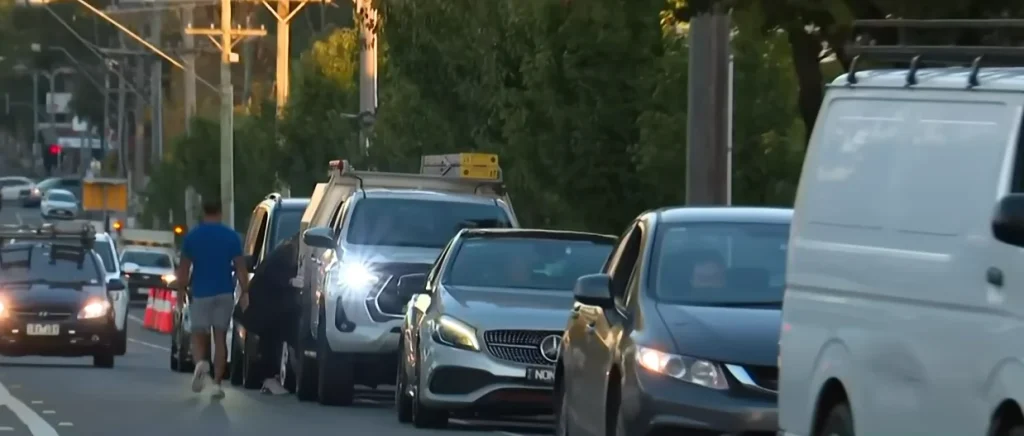 Billionaire opens a gas station where fuel costs less than $1 per liter and drivers are in disbelief at their luck