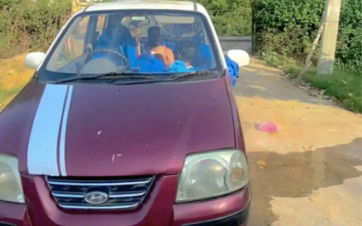 Group of friends turn Hyundai Santro interior into swimming pool to cool off