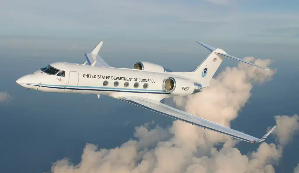 Gulfstream-GIV-executes-a-spectacular-90-degree-turn