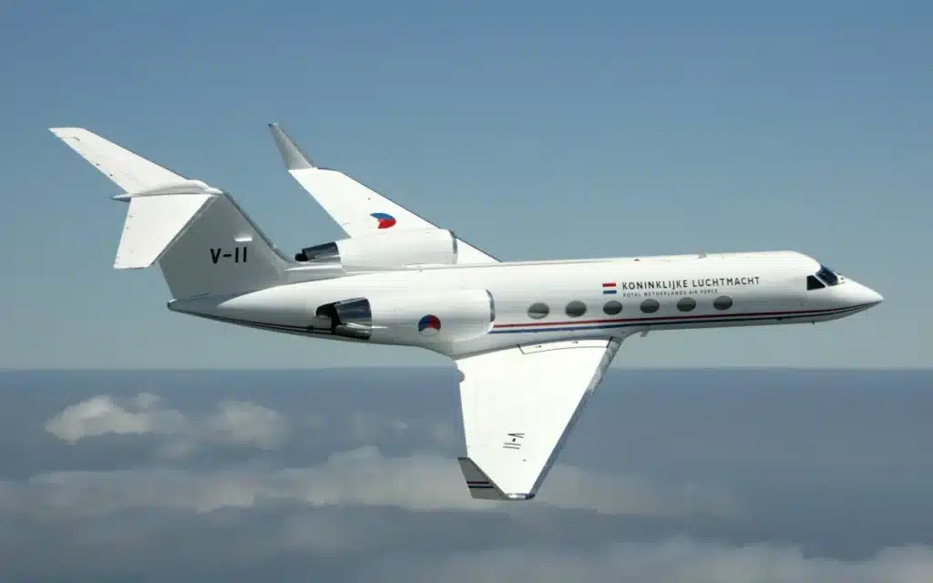 Gulfstream-GIV-executes-spectacular-90-degree-turn-for-amazing-landing