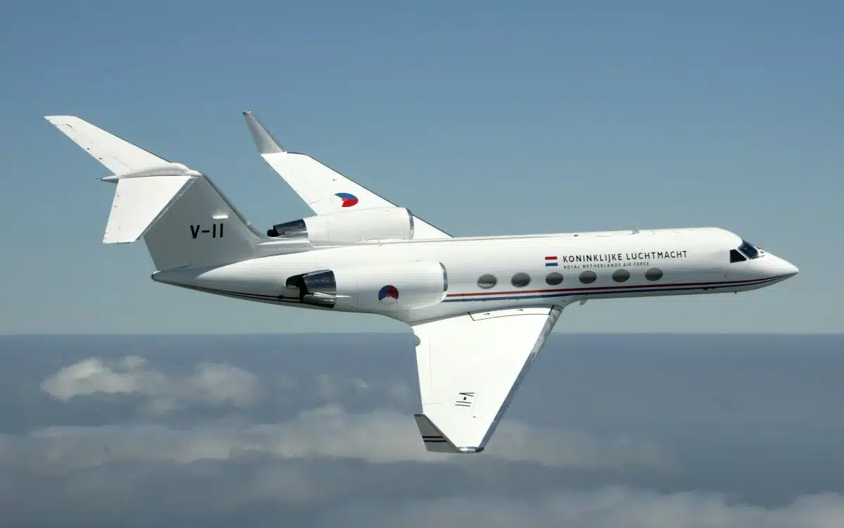 Gulfstream GIV executes a spectacular 90-degree turn for an amazing landing