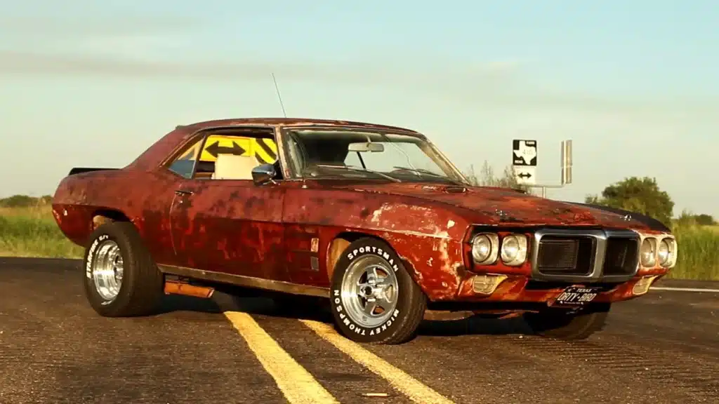 Guys-discover-abandoned-race-car-in-Texas-backyard-with-major-surprise-under-the-hood