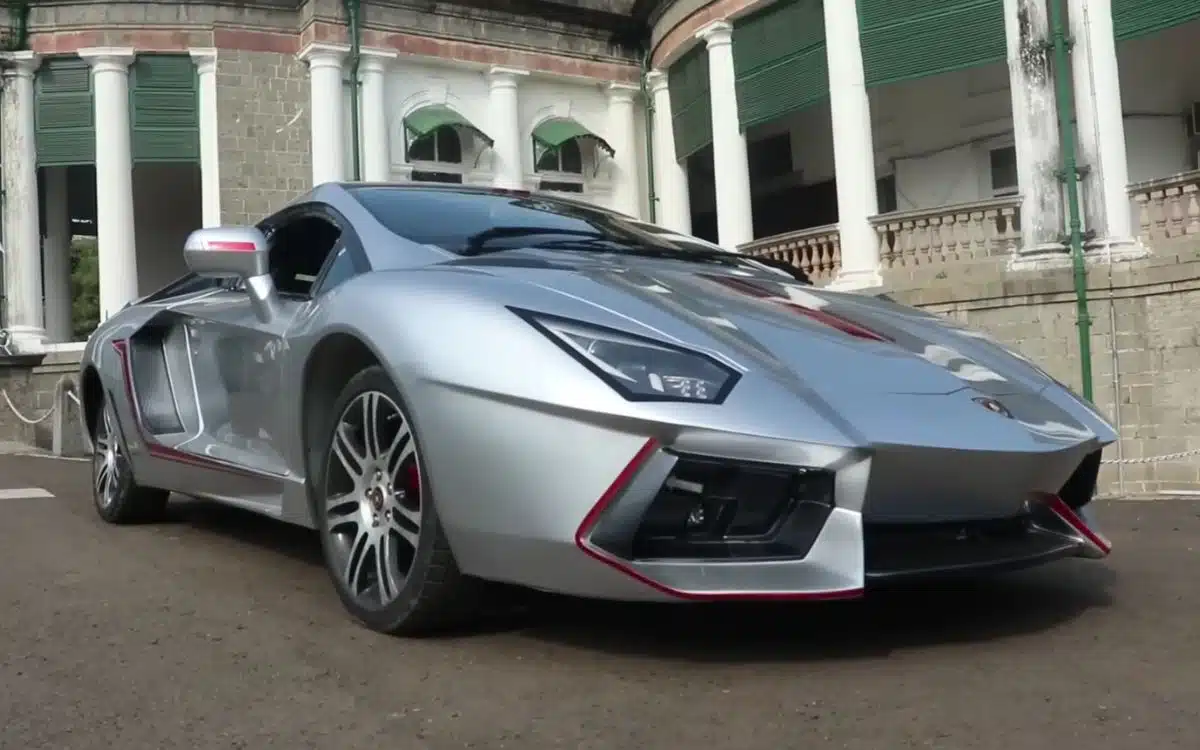 Guys from India transformed old Honda Civic into Lamborghini Aventador replica